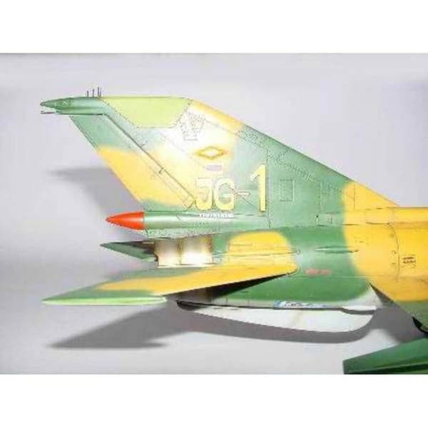 MIG-21 MF FISHBED J stridsflygplan - TRUMPETER - 1:32 modell