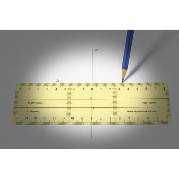 Gul plastvinkel med en längd av 17 cm