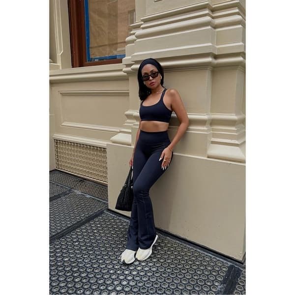 Fabletics Oasis dambyxor med utsvängd ben
