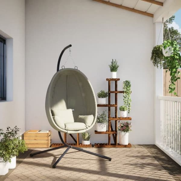 Hängstol i äggform med beige tyg och stålstöd