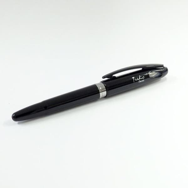 PENTEL Tradio Stylo svart penna - medium spets i iridium, blått suddbart bläck