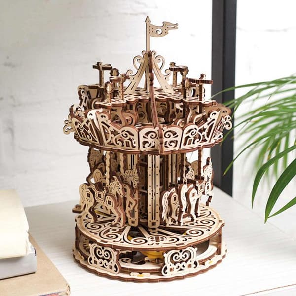 UGEARS 3D trämodell - Vuxen pusselkarusell - Mekanisk träkonstruktion