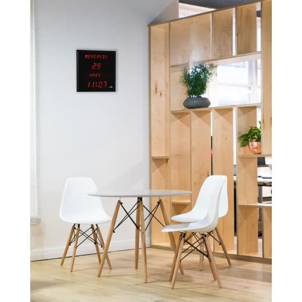 ORIUM Stor teckenklocka med digitalt datum Noticia