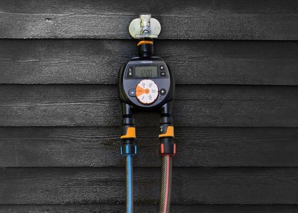 Vattningsprogrammerare - Fiskars - 1054792 - 2 utgångar - LCD-skärm - Svängbar koppling