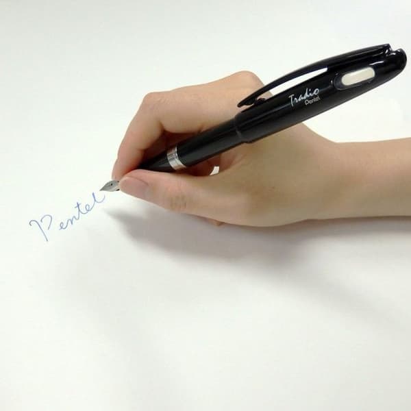 PENTEL Tradio Stylo svart penna - medium spets i iridium, blått suddbart bläck