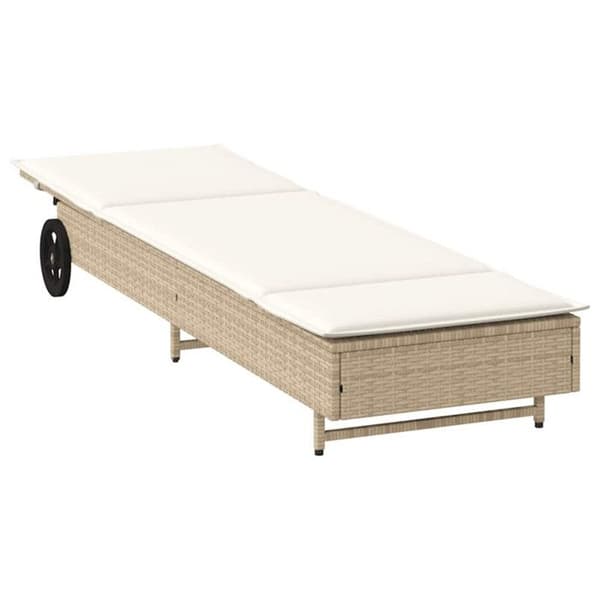 Sängstol med hjul och beige kudde i flätad resin