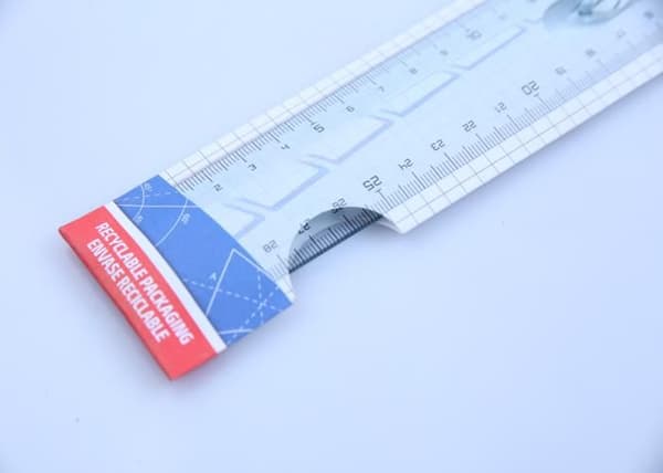 Geometrisk Trippeldecimeter platt linjal i plast