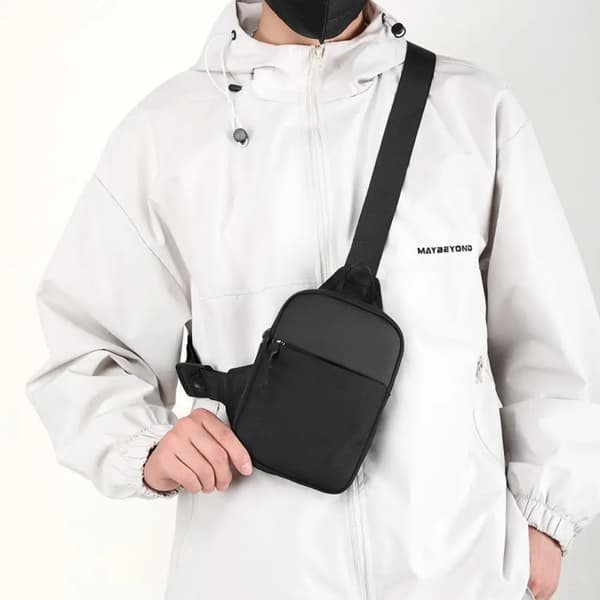 Bröstväska för herr - Crossbodyväska i canvas - Storlek L - Haspstängning - Canvasfoder - Utan innerficka