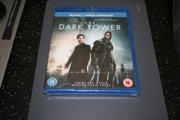 The Dark Tower (Bluray, 2017) . Cert 12. Brand New