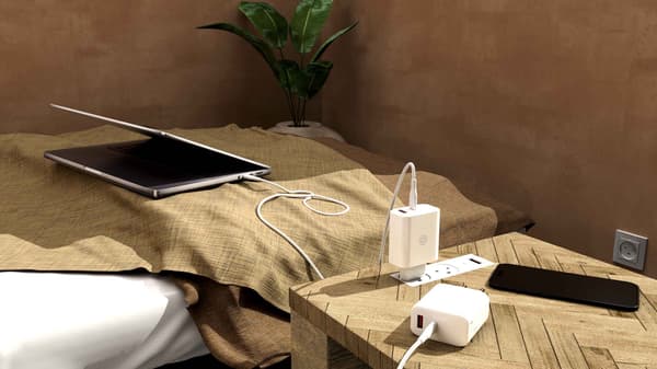 ËSSENTIALS 65W USB-A & USB-C GaN Charger