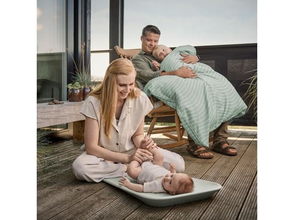 Leander Matty™ Mini skötbädd – Sage green