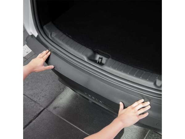 Spigen Rear Bumper Protector TG200-YJ, matt svart - Tesla Model Y (Juniper)