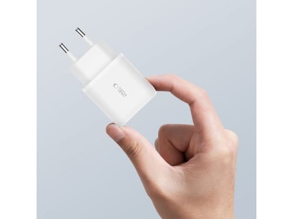 Tech-Protect C20W USB-C PD 20W / USB-A QC 3.0 Charger with USB-C / Lightning Cable - White
