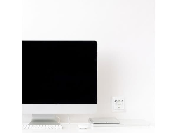 Seinäpistorasia, 1x CEE 7/3, 1x USB-A, 1x USB-C PD