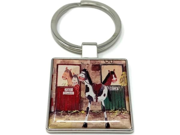 Nøkkelring K01 Hester i en stall