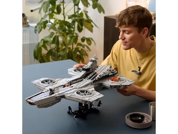 LEGO Super Heroes 76354 S.H.I.E.L.D. helicarrier