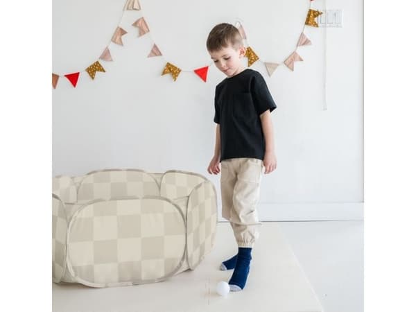 3 Sprouts lekbasin med bollar, schackbräde beige