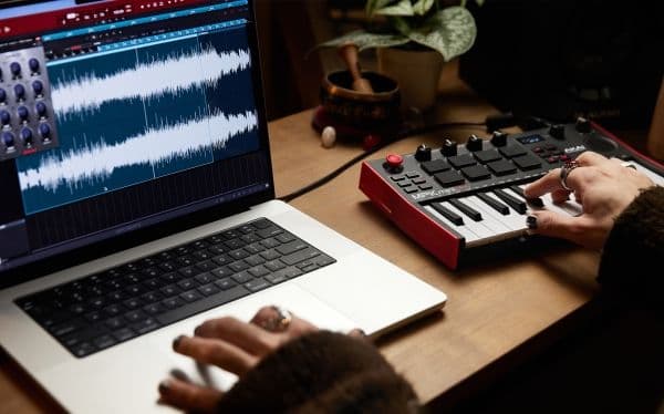 AKAI MPK Mini Play MK3 Kontroltastatur Controller MIDI USB Sort, Rød
