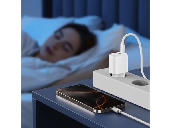 Tech-Protect NCA30 PD 30W QC3.0 USB-A/USB-C seinälaturi + USB-C/Lightning-kaapeli 100 cm - Valkoinen