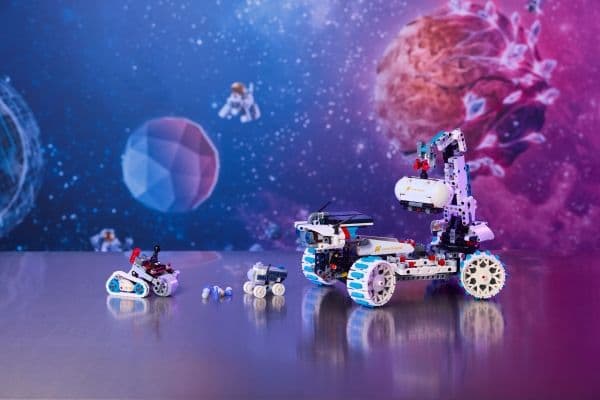 LEGO Technic 42211 Lunar Outpost™ månerover-romkjøretøy