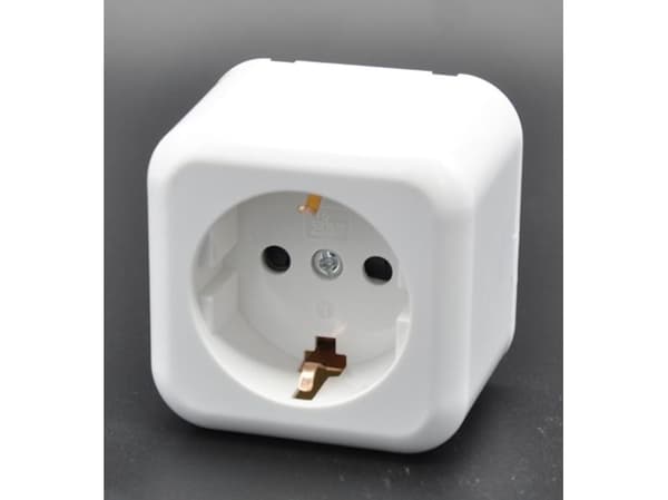 Pistorasia schuko 16A valkoinen