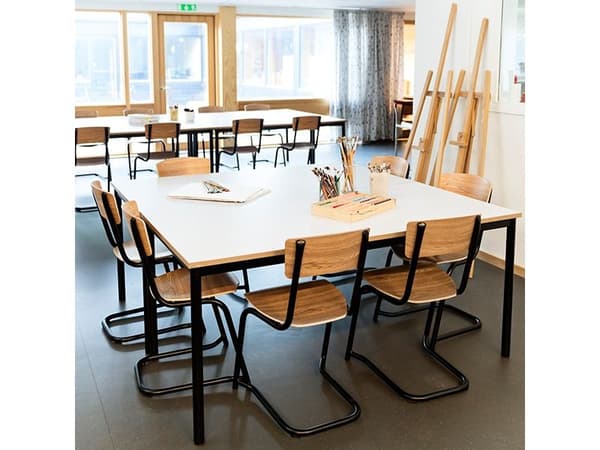 Stol Mia 190 birk laminat med sorte ben, siddehøjde 440 mm