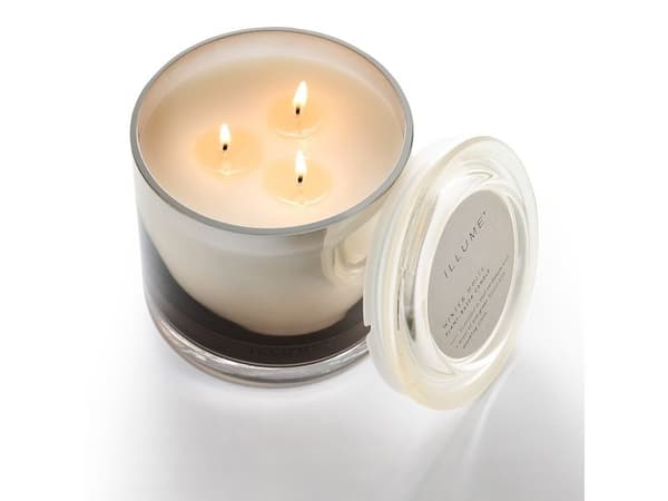 ILLUME Winter White statement glas doftljus, vit