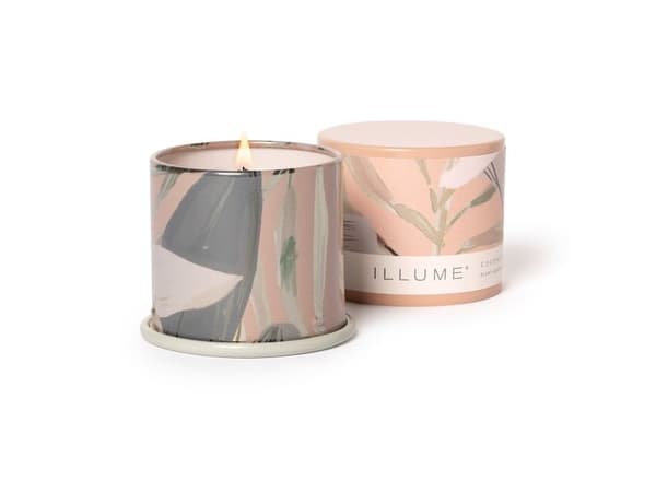 ILLUME Coconut Milk Mango duftlys i metallboks rosa