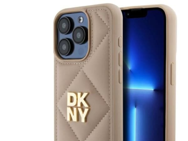 DKNY quiltad stack logotyp iPhone 15 Pro-skal - beige