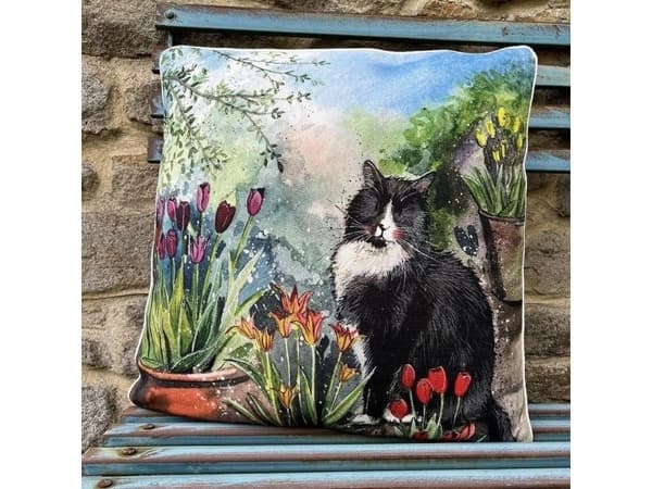 CU60 kuddfodral med katt och tulpaner