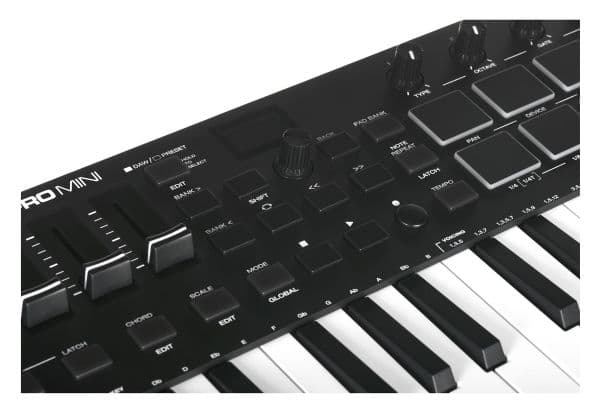 M-LYD | Oxygen Pro Mini - MIDI-keyboard - 32 smakebiter / 8 RGB pads - OLED-skjerm - USB - Sort