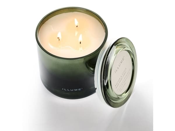 ILLUME Balsam & Cedar statement doftljus i glas grön