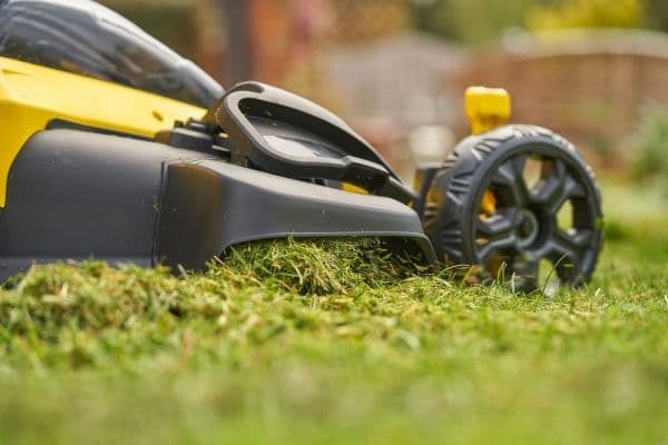 Batteridrevet gressklipper med multingsfunksjon