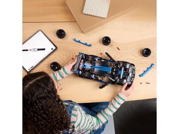 LEGO Technic 42176 Porsche GT4 e-Performance ‑kilpa-auto
