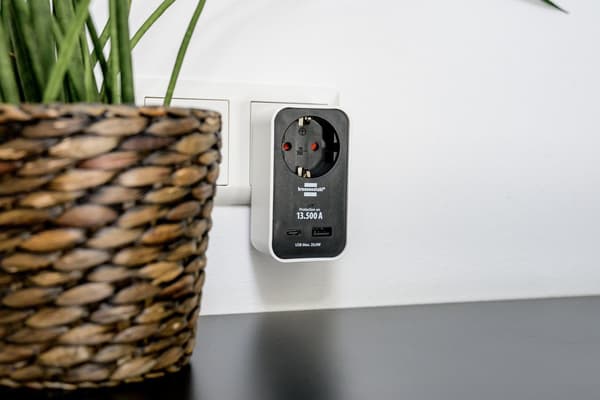 Brennenstuhl överspänningsskyddsadapter 13 500 A, USB A och C