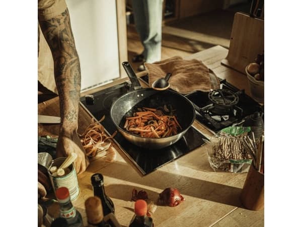 Fiskars Functional Form wok pan, 28 cm
