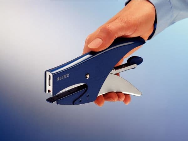 Stiftemaskin Leitz 5547 15 ark metallic blå