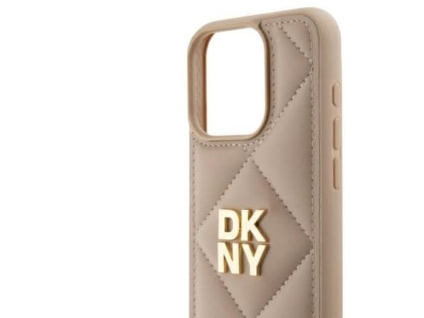 DKNY quiltad stack logotyp iPhone 15 Pro-skal - beige