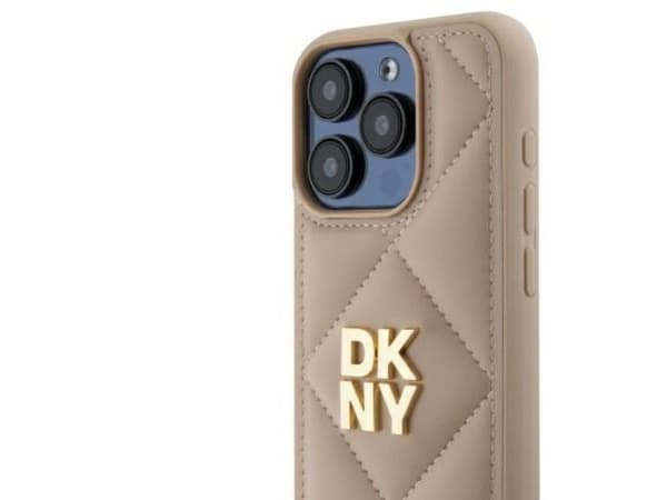 DKNY quiltad stack logotyp iPhone 15 Pro-skal - beige