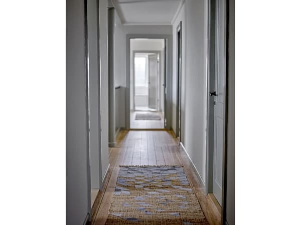 BLOOMINGVILLE Vikka gulvteppe blå jute