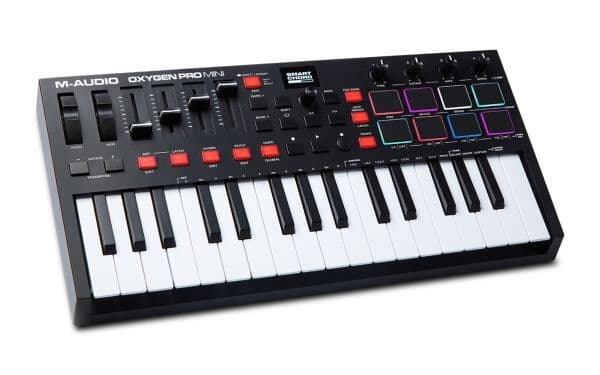 M-LYD | Oxygen Pro Mini - MIDI-keyboard - 32 smakebiter / 8 RGB pads - OLED-skjerm - USB - Sort