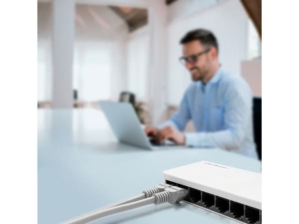 Qoltec - Switch - ikke-styrt - 8 x 10/100 - stasjonær