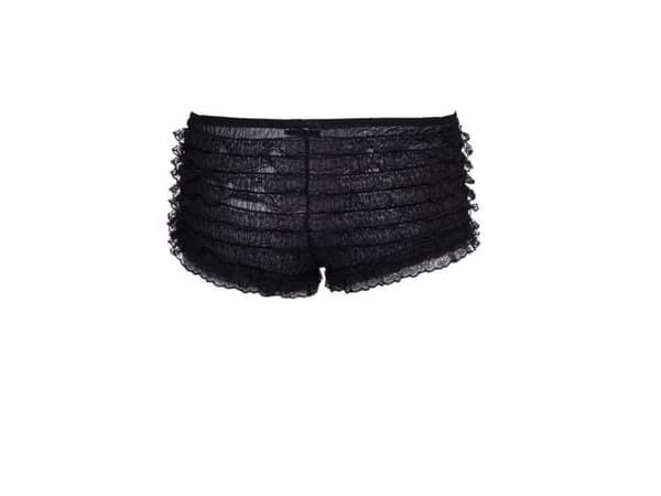 Mustat hotpants röyhelöillä
