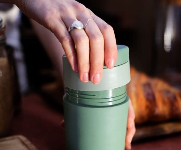 Joseph Joseph Sipp rese-mugg med fällbart lock 340 ml grön (81122)