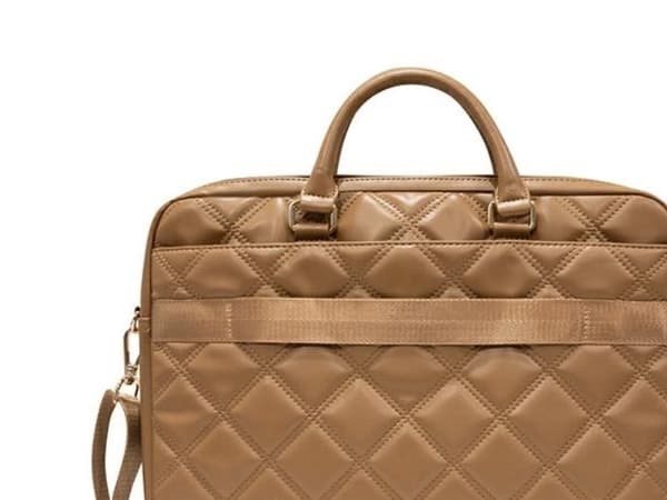 Guess quiltad 4G datorväska 15"/16" (brun)