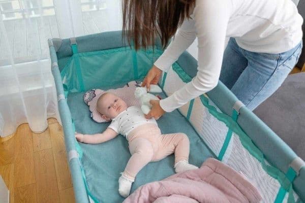 Caretero BASIC PLUS reiseseng med sprinkelseng + bag - grafitt