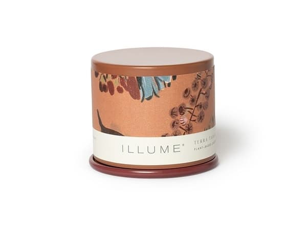ILLUME Terra Tabac Demi duftlys i metallboks, brun
