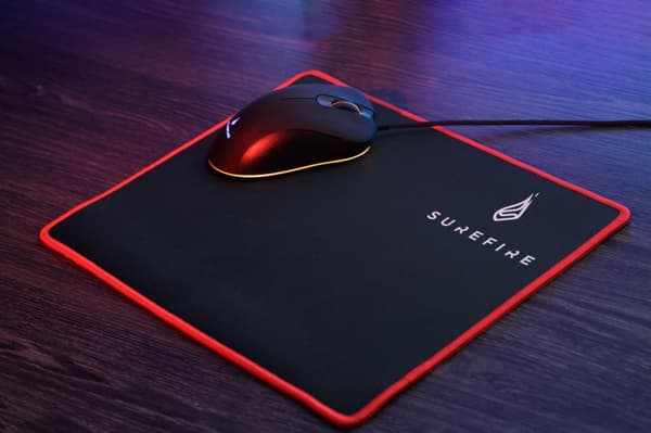 Surefire Gaming Silent Flight 320 - Gaming Musemåtte - 32 x 26 cm. - Sort/Rød