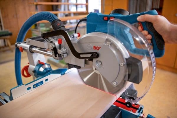 Bosch kap-/geringsåg GCM 305-254 D