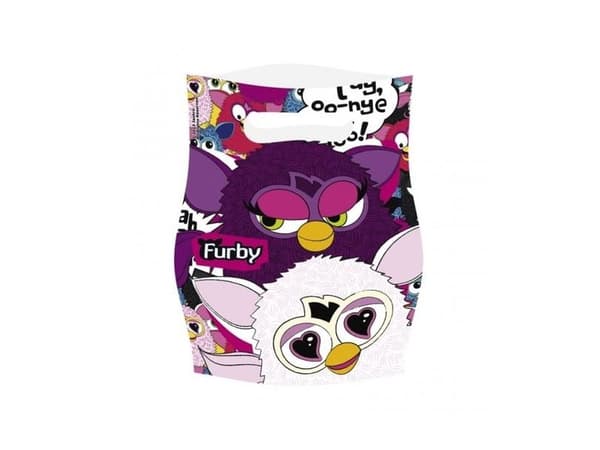 Furby poseeraa